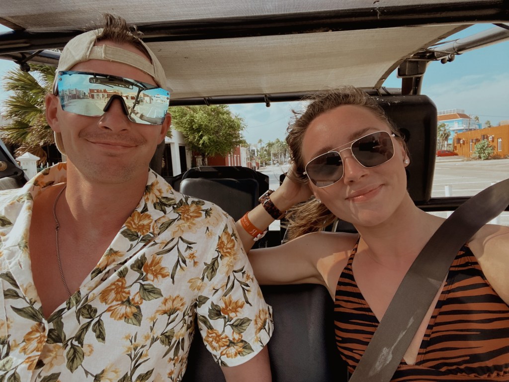 couple in ATV in oranjestad aruba with Jean's Rentals
